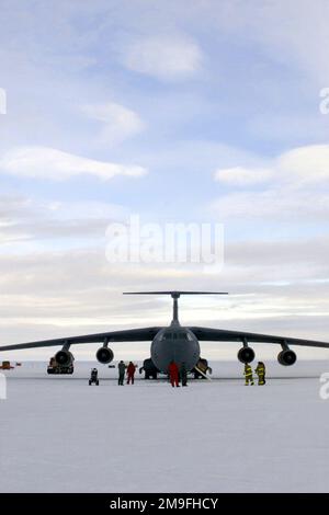 Prenez la photo du premier avion C-141C Starliger de l'aile Air Mobility 452nd, base de la réserve aérienne de mars, Californie, pour atterrir sur la glace à la station McMurdo, Antarctique, à l'appui de l'opération DEEP FREEZE. Objet opération/série: BASE DE CONGÉLATION PROFONDE: Station McMurdo pays: Antarctique (ATA) Banque D'Images