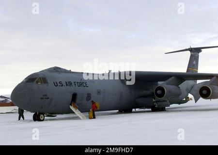 Photo du premier avion C-141C Starliger de l'aile Air Mobility 452nd, base de réserve aérienne de mars, Californie, pour atterrir sur la glace à la station McMurdo, Antarctique, à l'appui de l'opération DEEP FREEZE. Objet opération/série: BASE DE CONGÉLATION PROFONDE: Station McMurdo pays: Antarctique (ATA) Banque D'Images