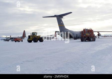 Photo du premier avion C-141C Starliger de l'aile Air Mobility 452nd, base de réserve aérienne de mars, Californie, pour atterrir sur la glace à la station McMurdo, Antarctique, à l'appui de l'opération DEEP FREEZE. Objet opération/série: BASE DE CONGÉLATION PROFONDE: Station McMurdo pays: Antarctique (ATA) Banque D'Images