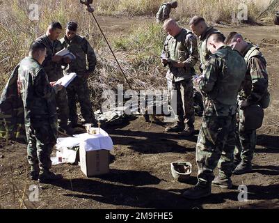 LES Marines DES ÉTATS-UNIS du 3rd Bataillon, 12th Marine Regiment, 3D Marine Division, assistent à la messe du matin à la position 99 du canon, camp est Fuji, Japon. Cette zone d'entraînement fait partie du tir de déplacement de neuf jours de tir de l'unité, conçu pour améliorer les compétences de spécialité militaire dans le domaine de l'artillerie. Sujet opération/série: FOAL EAGLE 2000 base: Base du corps marin, Camp Fuji État: Honshu pays: Japon (JPN) Banque D'Images