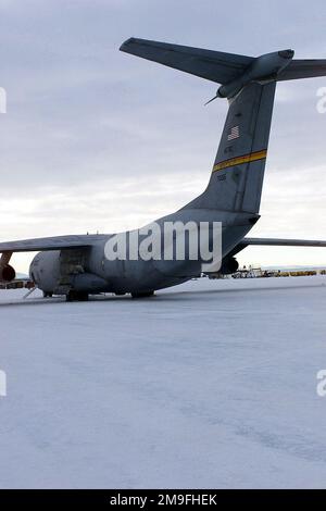 Tir de queue du premier avion C-141C Starliger de l'aile Air Mobility 452nd, base de réserve aérienne de mars, Californie, pour atterrir sur la glace à la station McMurdo, Antarctique, à l'appui de l'opération DEEP FREEZE. Objet opération/série: BASE DE CONGÉLATION PROFONDE: Station McMurdo pays: Antarctique (ATA) Banque D'Images