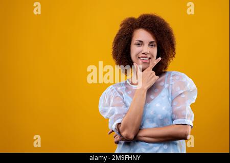 Jeune jolie femme à l'air confiant et déterminé Banque D'Images