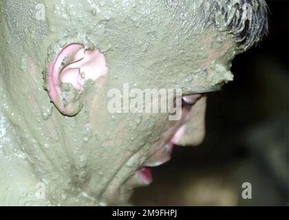 Le visage couvert de boue du sergent du corps des Marines des États-Unis (SGT), Bryan Wallgren, instructeur au Centre d'entraînement Jungle Warfare (JWTC), Camp Courtney, Okinawa, Japon, après avoir terminé le cours d'endurance. Le JWTC est une zone d'entraînement où les Marines effectuent des compétences de navigation terrestre, des tactiques de patrouille, la reconnaissance de la force sur la force et des compétences de survie dans la jungle. Sujet opération/série: FOAL EAGLE 2000 base: Camp Courtney État: Okinawa pays: Japon (JPN) Banque D'Images