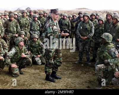 US Marines corps Lieutenant colonel (LTC) John H. O'Hey 3rd Bataillon, 12th Marine Regiment, 3D Marine Division, parle à ses Marines à la suite d'une cérémonie d'anniversaire 225th de la coupe du gâteau du corps de Marines à la position d'arme 99, East Camp Fuji, Japon. Cette zone d'entraînement fait partie du tir de déplacement de neuf jours de tir de l'unité, conçu pour améliorer les compétences de spécialité militaire dans le domaine de l'artillerie. Sujet opération/série: FOAL EAGLE 2000 base: Base du corps marin, Camp Fuji État: Honshu pays: Japon (JPN) Banque D'Images