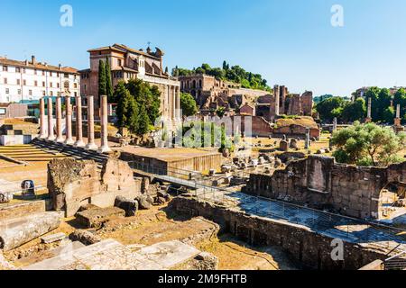 L'ancien Forum romain de Rome, Italie. Le Forum romain était le centre d'exposition de la Rome antique et un quartier grandiose de temples. Banque D'Images
