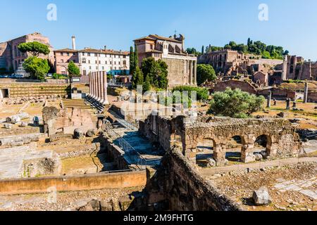L'ancien Forum romain de Rome, Italie. Le Forum romain était le centre d'exposition de la Rome antique et un quartier grandiose de temples. Banque D'Images