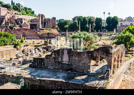 L'ancien Forum romain de Rome, Italie. Le Forum romain était le centre d'exposition de la Rome antique et un quartier grandiose de temples. Banque D'Images
