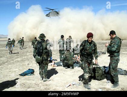 Un hélicoptère chilien UH-60 Blackhawk se lève dans le désert d'Atacama, dans le nord du Chili, avec sa cargaison de victimes d'une catastrophe simulée. LES parasecouristes DE LA Force AÉRIENNE AMÉRICAINE de l'aile de sauvetage aérien 129th, Moffett Field, Mountain View, Californie, ont fourni une intervention médicale initiale avec les commandants de la Fuerza Aerea de Chile, tandis que l'escadron d'évacuation aéromédical 146th des îles Anglo-Normandes, CA, Et ERSAM - l'unité de l'air evac de l'Armée de l'air chilienne - a assuré l'évacuation aéromédicale. Cette mission appuie directement l'exercice CHILI TCA 2000. Objet opération/série: CHILI TCA 2000 base: ATAC Banque D'Images