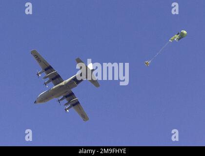 Un avion de la Garde nationale de l'air de Californie C-130E Hercules air- dépose des fournitures médicales avant le déploiement de l'US Air Force Pararescue et des commandos chiliens (non illustré) sur un site simulé d'accident d'avion dans le désert d'Atacama, dans le nord du Chili. L'exercice, CHILE TCA 2000, a testé l'interopérabilité des forces américaines et chiliennes en cas de catastrophe. Sujet opération/série: CHILI TCA 2000 base: Atacama Desert pays: Chili (CHL) Banque D'Images