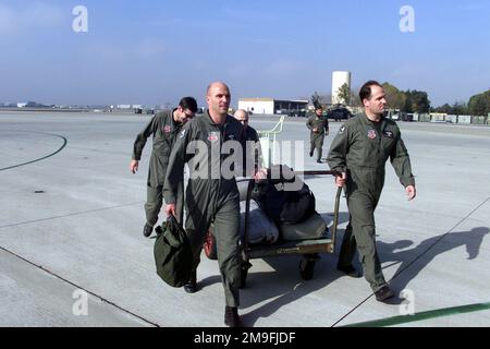 California Air National Guard Paraemen Sergent MAÎTRE Ken Chapman, Sergent technique John Saftner, AVIATEUR PRINCIPAL T.J. Conklin et le SERGENT-CHEF Larry Hiyakumoto, de l'unité de la Garde nationale aérienne de 129, à l'aérodrome fédéral de Moffett, en Californie, transportent l'équipement spécialisé nécessaire à l'exécution de leur mission sur la ligne de vol de l'aérodrome de Moffett, en Californie. Base: Moffett Federal Air Field État: Californie (CA) pays: États-Unis d'Amérique (USA) Banque D'Images