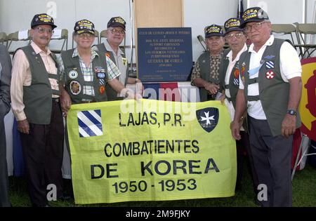 Vétérans de la guerre de Corée lors d'une cérémonie qui se tient au centre de la Réserve de l'armée américaine à Puerto Nuevo, Porto Rico, marquant la présentation d'une plaque honorant le courage et le sacrifice de tous les vétérans de la guerre de Corée. Beaucoup de louanges ont été données aux membres des combattants de l'infanterie de combat de 65th, qui étaient certains des soldats les plus décorés de la guerre de Corée. Base: Usarc Puerto Nuevo État: Puerto Rico (PR) pays: Etats-Unis d'Amérique (USA) scène Major Command montré: MACOMS Banque D'Images