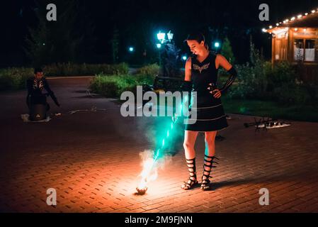 SEMIGORYE, IVANOVO OBLAST, RUSSIE - 16 JUILLET 2016: Feu dangereux de l'équipe d'artistes professionnels avec des torches et des étincelles brûlantes Banque D'Images