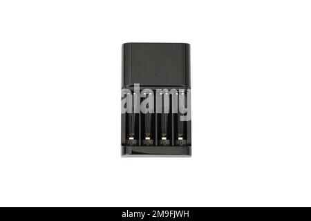 Chargeur de batterie rechargeable pour piles AA et AAA sur fond blanc. Banque D'Images