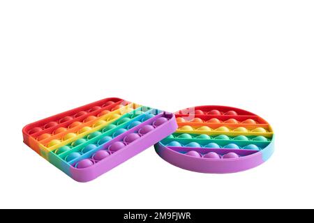Paire de boutons-pression de couleur arc-en-ciel de forme différente. Un jouet sensoriel de violon à bulles isolé sur fond blanc. Banque D'Images