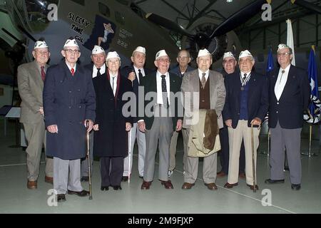 Les survivants de Pearl Harbor dans la région du Delaware posent pour une photographie à la cérémonie du souvenir de Pearl Harbor Day tenue au Musée du Commandement de la mobilité aérienne (AMC), base aérienne de Douvres, Delaware. Base: Dover Air Force base État: Delaware (DE) pays: Etats-Unis d'Amérique (USA) Banque D'Images