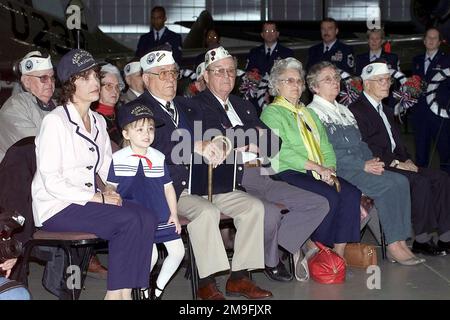 Les survivants de Pearl Harbor dans la région du Delaware et leurs familles participent à la cérémonie du souvenir de Pearl Harbor qui a eu lieu au musée du Commandement de la mobilité aérienne (AMC), Douvres Air Force (Delaware). Base: Dover Air Force base État: Delaware (DE) pays: Etats-Unis d'Amérique (USA) Banque D'Images