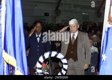 Un survivant de Pearl Harbor dans la région du Delaware et un membre de l'US Air Force participent à la cérémonie de la couronne lors de la cérémonie du souvenir du jour de Pearl Harbor qui s'est tenue au musée du Commandement de la mobilité aérienne (AMC), à la base aérienne de Douvres, au Delaware. Base: Dover Air Force base État: Delaware (DE) pays: Etats-Unis d'Amérique (USA) Banque D'Images