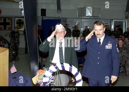 Un survivant de Pearl Harbor dans la région du Delaware et un membre de l'US Air Force participent à la cérémonie de la couronne lors de la cérémonie du souvenir du jour de Pearl Harbor qui s'est tenue au musée du Commandement de la mobilité aérienne (AMC), à la base aérienne de Douvres, au Delaware. Base: Dover Air Force base État: Delaware (DE) pays: Etats-Unis d'Amérique (USA) Banque D'Images