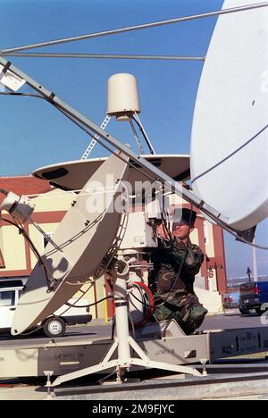 LE sergent D'ÉTAT-MAJOR DE LA Force aérienne DES ÉTATS-UNIS Greg Strong du vol météorologique, ajuste une antenne parabolique météorologique pour obtenir une réception optimale du signal, à la base aérienne d'Incirlik, en Turquie. Base: Incirlik Air base, Adana pays: Turquie (TUR) Banque D'Images