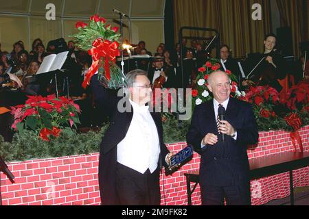 Le Lieutenant-général Leon J. Laporte, Commandant III corps et fort Hood, présente au chef Guy Wilson une plaque et des roses rouges à la suite de la représentation annuelle 20th du concert Messiah de Handel au Palmer Theatre, fort Hood Texas, le 17 décembre 2000. Base: Fort Hood État: Texas (TX) pays: Etats-Unis d'Amérique (USA) scène Major Command montré: MACOMS Banque D'Images