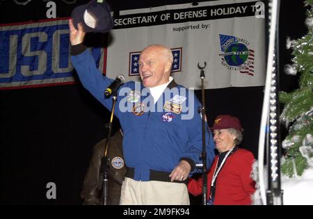 L'astronaute et le sénateur des États-Unis John Glenn accueille un auditoire à la base aérienne de Ramstein, en Allemagne, la première étape sur la jambe européenne du salon annuel des fêtes 2000 du Secrétaire de la Défense. Base: Ramstein Air base État: Rheinland-Pfalz pays: Allemagne (DEU) Banque D'Images