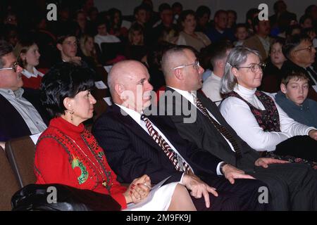 Le Lieutenant général Leon J. Laporte, le Commandant III corps et fort Hood (deuxième de gauche), son épouse Judy (en rouge), le Sergent de commandement III corps, le Major Dennis Webster, et l'épouse Sandra apprécient la représentation annuelle 20th du concert Messiah de Handel au Palmer Theatre, fort Texas Hood, le 17 décembre 2000. Base: Fort Hood État: Texas (TX) pays: Etats-Unis d'Amérique (USA) scène Major Command montré: MACOMS Banque D'Images