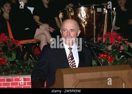 Le Lieutenant-général Leon J. Laporte, Commandant III corps et fort Hood, fait des remarques avant la prestation annuelle 20th du concert Messiah de Handel au Palmer Theatre, fort Hood Texas, le 17 décembre 2000. Base: Fort Hood État: Texas (TX) pays: Etats-Unis d'Amérique (USA) scène Major Command montré: MACOMS Banque D'Images