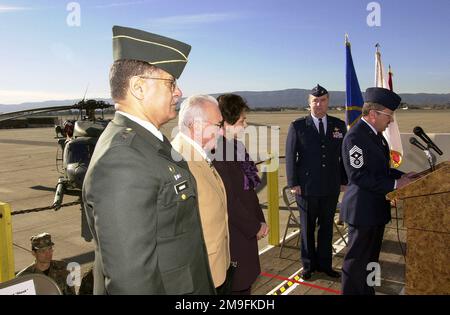 LE SERGENT David Dunlap, CHEF de commandement, lit la citation pour accompagner le Prix de l'étoile de bronze au vétéran de la Seconde Guerre mondiale et ancien lieutenant du corps de l'Armée de l'Air Richard Hank Sciaroni. Le général de division Paul D. Monroe, l'Adjutant général et commandant de la Garde nationale de Californie, et la représentante des États-Unis Anna G. Esho, du Congressional District de 14th, en Californie, Représentante Eshoo, ont joué un rôle déterminant dans les efforts visant à attribuer le LT. Sciaroni l'étoile de bronze pour ses actions pendant la guerre. LT. Sciaronis était un navigateur sur un B-24 qui a été abattu au-dessus de l'Allemagne, il a dirigé trois Banque D'Images