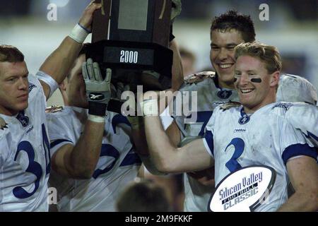 LES Falcons de L'US Air Force Academy détiennent le trophée des lauréats du Bowl à la fin du match du Silicon Valley football Classic Bowl. Base: San Jose État: Californie (CA) pays: États-Unis d'Amérique (USA) Banque D'Images