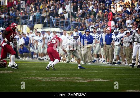 US Air Force Academy Faucon's fullback Nate Beard, #34 éludé Fresno State Bulldogss' Bryce McGill. Il a gagné sept yards pendant ce jeu dans le QUART DE 1st de la Silicon Valley football Classic. Base: San Jose État: Californie (CA) pays: États-Unis d'Amérique (USA) Banque D'Images