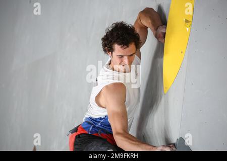 5 AOÛT 2021 - TOKYO, JAPON : Adam ONDRA de la République tchèque participe à la finale de Boulodering combiné des hommes d'escalade sportive lors du match olympique de Tokyo 2020 Banque D'Images