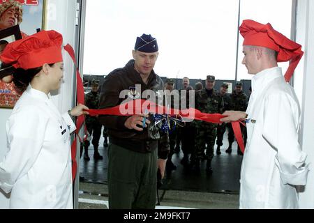 JAMIE Hendln, ANCIEN AVIATEUR DE LA Force AÉRIENNE DES ÉTATS-UNIS (à gauche) et CHRIS Starnes, 1st de la classe de la Force aérienne des États-Unis, au 52nd e Escadron de services, tiennent le ruban du général de brigade de la Force aérienne des États-Unis Don Hoffman, commandant de la 52nd e Escadre de chasseurs. La découpe du ruban a eu lieu lors de l'ouverture officielle de la nouvelle salle à manger en ligne sur la base aérienne de Spangdahlem, en Allemagne. Base: Spangdahlem Air base État: Rheinland-Pfalz pays: Allemagne / Allemagne (DEU) Banque D'Images