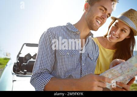 Voyage en voiture, voyage et couple avec carte en voiture sur les vacances d'été, vacances et week-end escapade par l'océan. Aventure, liberté et homme et femme heureux Banque D'Images