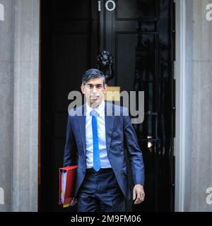 Londres, Royaume-Uni. 18th janvier 2023. Rishi Sunak, Premier ministre britannique, quitte 10 Downing Street pour les PMQ au Parlement aujourd'hui avec son dossier rouge, souriant et regardant les caméras. Credit: Imagetraceur/Alamy Live News Banque D'Images