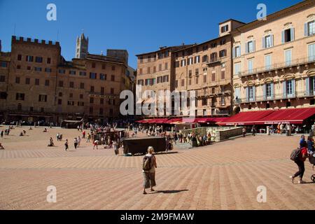 Piazza del Campo, l'espace public principal du centre historique de Sienne, Toscane, Italie, personnes méconnaissables Banque D'Images