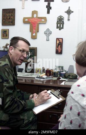 Major DE l'armée DE l'air AMÉRICAINE Karl Wiersum, aumônier, 52nd Fighter Wing, base aérienne de Spangdahlem, Allemagne, utilise un tableau de modèle de renégociation de rôle dans le cadre d'une séance de conseil en mariage. Base: Spangdahlem Air base État: Rheinland-Pfalz pays: Allemagne / Allemagne (DEU) Banque D'Images