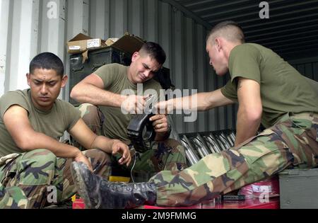 LES Marines DES ÉTATS-UNIS du 8th Engineer support Battalion, 2nd Fleet Service support, Charlie Company, sont assis sous l'abri d'une fourgonnette de messagerie lors de la réparation d'un marteau-piqueur endommagé. Environ 100 marins, soldats et aviateurs ont été déployés à Sainte-Lucie dans le cadre de l'exercice DE NOUVEAUX HORIZONS. New Horizons a une mission à deux volets de formation à la préparation et d'assistance humanitaire dans les Caraïbes et en Amérique latine. Sujet opération/série: NOUVEAUX HORIZONS pays: Sainte-Lucie (LCA) Banque D'Images