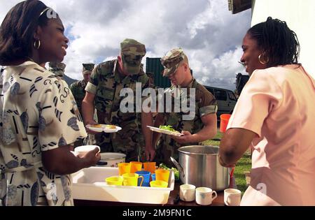 Les membres de la communauté de Babonneau, Sainte-Lucie, témoignent de leur appréciation pour la restauration de leur centre communautaire en servant un petit-déjeuner créole aux Marines du 8th Bataillon de soutien des ingénieurs, 2nd appui aux services de la flotte, Charlie Company, pendant l'opération NOUVEAUX HORIZONS. Environ 100 Marines, soldats et aviateurs américains ont été déployés à Sainte-Lucie dans le cadre de New Horizons. L'opération a une mission à deux volets de formation à l'état de préparation et d'assistance humanitaire dans les Caraïbes et en Amérique latine. Objet opération/série: NOUVEAUX HORIZONS base: Babonneau pays: Sainte-Lucie (LCA) Banque D'Images
