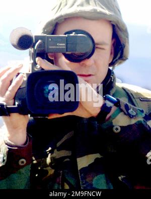 US Marine corps lance le caporal Beebe, un vidéaste de la base du corps des Marines Kaneohe Bay, Hawaii, combat Visual information Center, enregistre des vidéos dans la zone d'entraînement de Pohakuloa, à Hawaï, dans la zone de tir de grenade lors d'une opération d'armes combinées hawaïennes. (Image sous-standard). Base: Pohakuloa zone d'entraînement État: Hawaï (HI) pays: Etats-Unis d'Amérique (USA) Banque D'Images