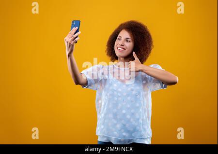 Jeune femme à la recherche de contusionnés et de faire le selfie Banque D'Images