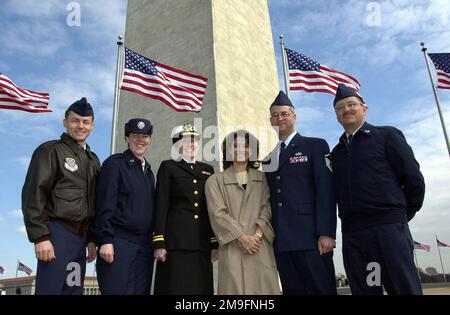 Avec le Washington Monument comme toile de fond (de gauche à droite) Seregent Rick Bumgardner, SERGENT Sarah Kavanaugh, Sergent Sarah Kavanaugh, réserviste de la US Navy Lieutenant Junior Grade Lola Britton, Penny Reed, LE SERGENT-CHEF DE la Force aérienne AMÉRICAINE Michael A. Reed et le sergent technique de la Force aérienne américaine Abdon Padilla II, du Comité inaugural des Forces armées (AFIC) reçoivent une photo de groupe prise après le MSGT Reed, déployé à partir du 367th Training support Squadron, de la base aérienne Hill, Utah, Est officiellement réenrôgé dans la Force aérienne par le lieutenant de réserve de la Marine américaine Junior Grade Lola Britton, Banque D'Images