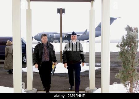 M. John Politi (à gauche), président national de l'Association de la Force aérienne, se prépare pour son départ avec le colonel Erwin Lessel, commandant de la 92nd Air ravitaillement Wing, base aérienne de Fairchild, Washington. Base: Fairchild Air Force base État: Washington (WA) pays: États-Unis d'Amérique (USA) Banque D'Images