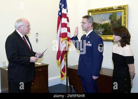 LE SERGENT-CHEF DE la Force aérienne DES ÉTATS-UNIS Michael A. Reed a été déployé à partir de l'escadron de soutien à l'entraînement 367th, à la base aérienne de Hill, en Utah, comme membre du Comité inaugural des Forces armées (AFIC), avec l'épouse Penny regardant, Est accueilli à nouveau dans la Force aérienne en tant que vice-président Richard Cheney administre le serment d'enrôlement dans l'aile ouest de la Maison Blanche, Washington, D.C. Le Comité inaugural des forces armées de 2001 (AFIC) perpétue une tradition de plus de 200 ans pour l'inauguration présidentielle de 54th en l'honneur du nouveau commandant en chef et en reconnaissant le contrôle civil de l'armée. L'AFIC est une jointure Banque D'Images