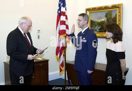 LE SERGENT-CHEF DE la Force aérienne DES ÉTATS-UNIS Michael A. Reed a été déployé à partir de l'escadron de soutien à l'entraînement 367th, à la base aérienne de Hill, en Utah, en tant que membre du Comité inaugural des Forces armées (CIFA), Avec la femme Penny regardant sur est accueilli à nouveau dans la Force aérienne en tant que vice-président Richard Cheney administre le serment d'enrôlement dans l'aile ouest de la Maison Blanche, Washington, D.C. Le Comité inaugural des forces armées de 2001 (AFIC) perpétue une tradition de plus de 200 ans pour l'inauguration présidentielle de 54th en l'honneur du nouveau commandant en chef et en reconnaissant le contrôle civil de l'armée. L'AFIC est un joint Banque D'Images