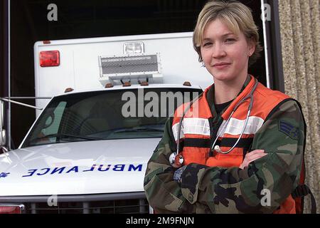 Photo de Sarah Wiercinski, AVIENNE PRINCIPALE de l'US Air Force, 10th Medical Group, basée à l'USAF Academy et placée devant une ambulance. SRA Wiercinski soutient l'aile spatiale 50th de la base aérienne de Schriever, au Colorado. Base: Schriever Air Force base État: Colorado (CO) pays: Etats-Unis d'Amérique (USA) Banque D'Images
