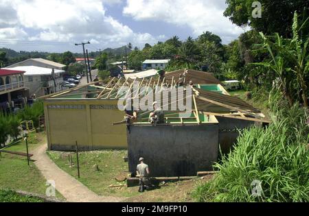 Les membres du 8th Engineer support Battalion, 2nd Fleet Service support, Charlie Company, travaillent à ajouter les supports de toit au centre communautaire qu'ils sont en train de rénover pour les gens de Babonneau, Sainte-Lucie, à l'appui de l'opération NOUVEAUX HORIZONS. Environ 100 membres de la Marine, de l'Armée de terre et de la Force aérienne ont été déployés à Sainte-Lucie dans le cadre de New Horizons. L'opération a une mission à deux volets de formation à l'état de préparation et d'assistance humanitaire dans les Caraïbes et en Amérique latine. Objet opération/série: NOUVEAUX HORIZONS base: Babonneau pays: Sainte-Lucie (LCA) Banque D'Images