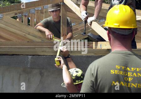 Les membres du 8th Engineer support Battalion, 2nd Fleet Service support, Charlie Company, travaillent à ajouter les supports de toit au centre communautaire qu'ils sont en train de rénover pour les gens de Babonneau, Sainte-Lucie, à l'appui de l'opération NOUVEAUX HORIZONS. Environ 100 membres de la Marine, de l'Armée de terre et de la Force aérienne ont été déployés à Sainte-Lucie dans le cadre de New Horizons. L'opération a une mission à deux volets de formation à l'état de préparation et d'assistance humanitaire dans les Caraïbes et en Amérique latine. Objet opération/série: NOUVEAUX HORIZONS base: Babonneau pays: Sainte-Lucie (LCA) Banque D'Images