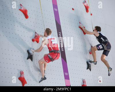 5 AOÛT 2021 - TOKYO, JAPON : Jakob SCHUBERT d'Autriche et Nathaniel COLEMAN des États-Unis participent à la finale de vitesse combinée des hommes d'escalade sportive Banque D'Images