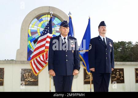 LE général de division DE LA Force aérienne AMÉRICAINE Michael Kostelnik (à gauche) et le sergent-CHEF de la Force aérienne américaine Mark Norris se tiennent devant les drapeaux américains et aériens lors d'une cérémonie officielle au All Veterans Memorial, sur la base aérienne d'Eglin, en Floride. Base: Eglin Air Force base État: Floride (FL) pays: Etats-Unis d'Amérique (USA) Banque D'Images