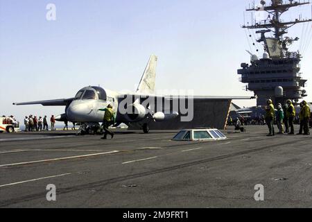 Un avion Viking S-3 de l'escadron de guerre antisous-marin Twenty-Two (VS-22), basé à Carrier, se prépare à effectuer le lancement de 00th 000 à partir du pont de vol de l'USS HARRY S. TRUMAN (CVN 75) dans le cadre d'une mission de soutien à la zone d'exclusion aérienne du sud. Truman est à la station dans le golfe Persique pour appuyer l'opération SOUTHERN WATCH. Objet opération/série : BASE DE VEILLE DU SUD : USS Harry S. Truman (CVN 75) Banque D'Images